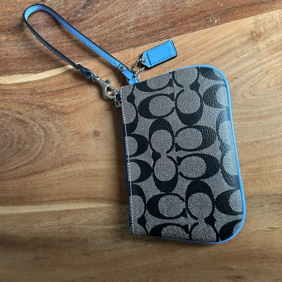 Coach wristlet - never used - Picture 4 of 5